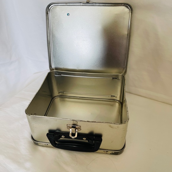 SAILOR MOON Tin Lunch 🗃️ Box. 💗. Will consider ALL offers. - Picture 6 of 10